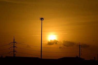 günbatımı manzara. Alan ve karanlık clouds.sunset yeşil alanı, göl günbatımı ile gökyüzü ve altın bulutlu gökyüzü. Ve güzel su yansıma, parlak renkli gökyüzü ve bulutlar olarak geri