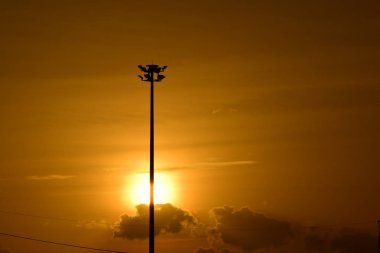 Yüksek güçlü enerji nakil direkleri güzel gökyüzü ile önceden karanlık günlerde altın.