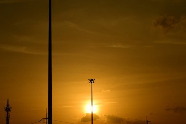 Yüksek güçlü enerji nakil direkleri güzel gökyüzü ile önceden karanlık days.sunset altın.