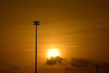 Yüksek güçlü enerji nakil direkleri güzel gökyüzü ile önceden karanlık günlerde altın.