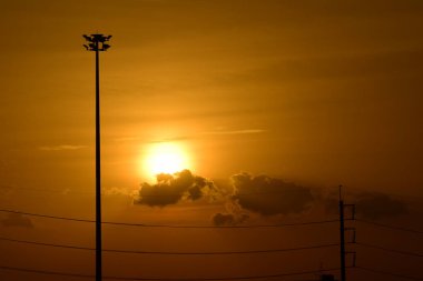 Yüksek güçlü enerji nakil direkleri güzel gökyüzü ile önceden karanlık days.sunset ve yüksek güçlü enerji nakil direkleri altın.