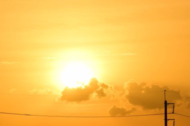 Güç iletim sistemiyle gökyüzü ve parlak gün güzel bulutlarda. Polonyalılar ve güç hatları ile altın günbatımı.