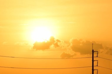 gökyüzü, alan, bulutlar, gün batımı, günbatımı manzara. Alan ve karanlık clouds.sunset yeşil alanı, göl günbatımı ile gökyüzü ve altın bulutlu gökyüzü. Ve güzel su yansıma, parlak renkli gökyüzü