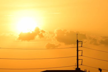 gökyüzü, alan, bulutlar, gün batımı, günbatımı manzara. Alan ve karanlık clouds.sunset yeşil alanı, göl günbatımı ile gökyüzü ve altın bulutlu gökyüzü. Ve güzel su yansıma, parlak renkli gökyüzü