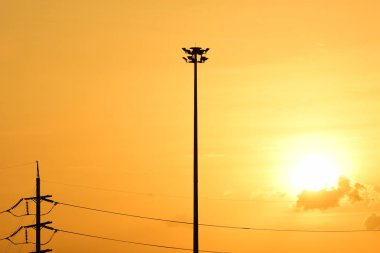 Yüksek güçlü enerji nakil direkleri güzel gökyüzü ile önceden karanlık days.sunset ve yüksek güçlü enerji nakil direkleri altın.