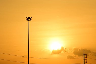 Gün batımında elektrikli direk
