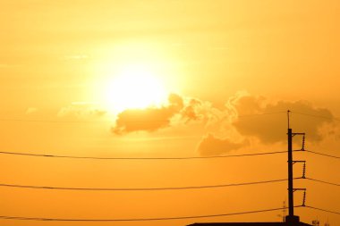 Yüksek güçlü enerji nakil direkleri güzel gökyüzü ile önceden karanlık days.sunset ve yüksek güçlü enerji nakil direkleri altın.