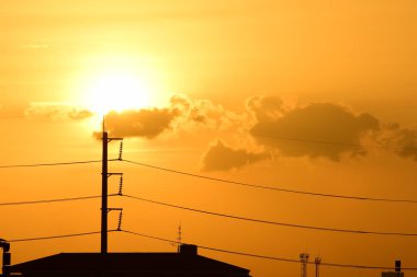 Yüksek güçlü enerji nakil direkleri güzel gökyüzü ile önceden karanlık days.sunset ve yüksek güçlü enerji nakil direkleri altın.