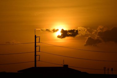 gökyüzü, alan, bulutlar, gün batımı, günbatımı manzara. Alan ve karanlık clouds.sunset yeşil alanı, göl günbatımı ile gökyüzü ve altın bulutlu gökyüzü. Ve güzel su yansıma, parlak renkli gökyüzü