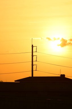 Yüksek güçlü enerji nakil direkleri güzel gökyüzü ile önceden karanlık days.sunset ve yüksek güçlü enerji nakil direkleri altın.