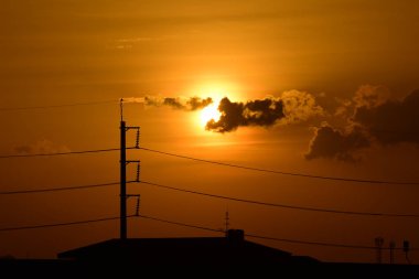 Gün batımında elektrikli direk