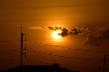 Yüksek güçlü enerji nakil direkleri güzel gökyüzü ile önceden karanlık days.sunset ve yüksek güçlü enerji nakil direkleri altın.