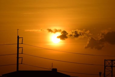 gökyüzü, alan, bulutlar, gün batımı, günbatımı manzara. Alan ve karanlık clouds.sunset yeşil alanı, göl günbatımı ile gökyüzü ve altın bulutlu gökyüzü. Ve güzel su yansıma, parlak renkli gökyüzü