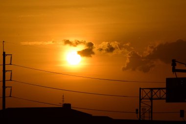 Yüksek güçlü enerji nakil direkleri güzel gökyüzü ile önceden karanlık days.sunset ve yüksek güçlü enerji nakil direkleri altın.