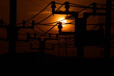 Yüksek güçlü enerji nakil direkleri güzel gökyüzü ile önceden karanlık days.sunset ve yüksek güçlü enerji nakil direkleri altın.