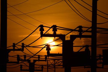 Yüksek güçlü enerji nakil direkleri güzel gökyüzü ile önceden karanlık days.sunset ve yüksek güçlü enerji nakil direkleri altın.