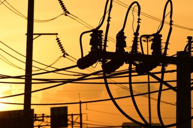 Güç iletim sistemiyle gökyüzü ve parlak gün güzel bulutlarda. Polonyalılar ve güç hatları ile altın günbatımı.