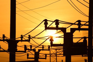 gökyüzü, alan, bulutlar, gün batımı, günbatımı manzara. Alan ve karanlık clouds.sunset yeşil alanı, göl günbatımı ile gökyüzü ve altın bulutlu gökyüzü. Ve güzel su yansıma, parlak renkli gökyüzü