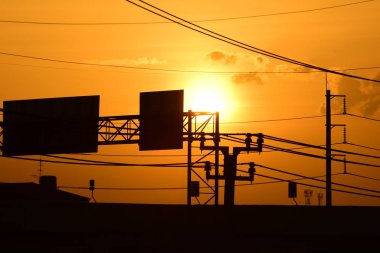 Yüksek güçlü enerji nakil direkleri güzel gökyüzü ile önceden karanlık days.sunset ve yüksek güçlü enerji nakil direkleri altın.