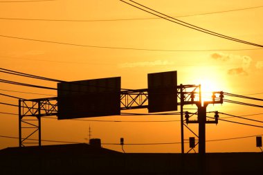 Yüksek güçlü enerji nakil direkleri güzel gökyüzü ile önceden karanlık days.sunset ve yüksek güçlü enerji nakil direkleri altın.