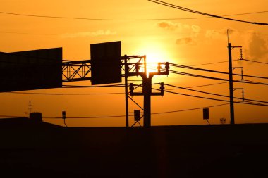 Güç iletim sistemiyle gökyüzü ve parlak gün güzel bulutlarda. Polonyalılar ve güç hatları ile altın günbatımı.