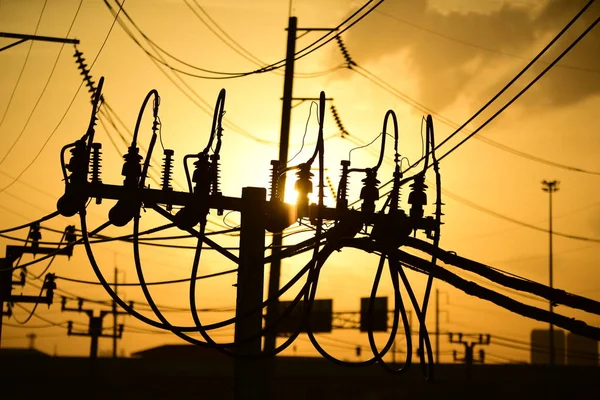 Yüksek güçlü enerji nakil direkleri güzel gökyüzü ile önceden karanlık günlerde altın.