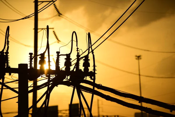 Yüksek güçlü enerji nakil direkleri güzel gökyüzü ile önceden karanlık days.sunset altın.