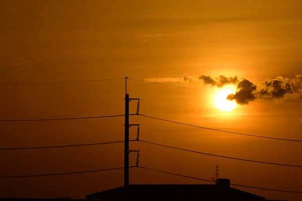 拥有美丽天空的大功率输电塔在前黑暗的日子里是金色的 日落和大功率输电塔 — 图库照片
