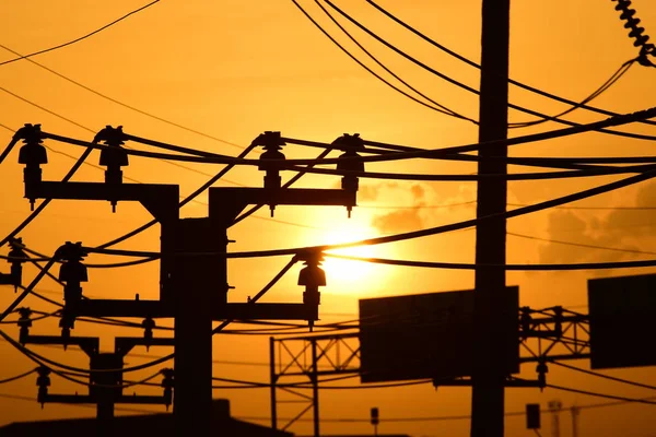 gökyüzü, alan, bulutlar, gün batımı, günbatımı manzara. Alan ve karanlık clouds.sunset yeşil alanı, göl günbatımı ile gökyüzü ve altın bulutlu gökyüzü. Ve güzel su yansıma, parlak renkli gökyüzü