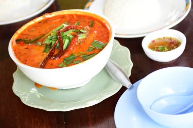 Lezzetli Tay foodcolorful bir restoran ayarlarında Tay gıda; masanın üzerinde çeşitli yemekler; renkli gıda, Asya gıda. Tay gıda ve mezeler güzel süslü garnitür ile sunulan büyük bir ürün yelpazesine.