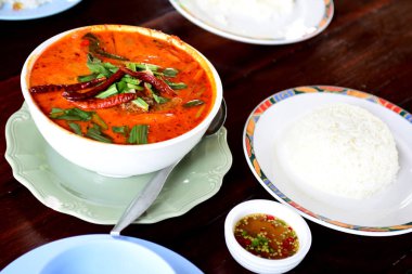 Lezzetli Tay foodcolorful bir restoran ayarlarında Tay gıda; masanın üzerinde çeşitli yemekler; renkli gıda, Asya gıda. Tay gıda ve mezeler güzel süslü garnitür ile sunulan büyük bir ürün yelpazesine.