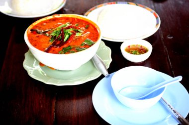 Lezzetli Tay foodcolorful bir restoran ayarlarında Tay gıda; masanın üzerinde çeşitli yemekler; renkli gıda, Asya gıda. Tay gıda ve mezeler güzel süslü garnitür ile sunulan büyük bir ürün yelpazesine.