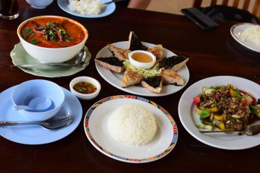 Restoranda masada lezzetli yemekler