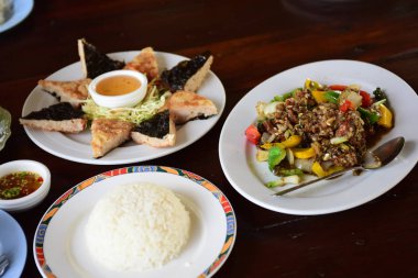 Restoranda masada lezzetli yemekler