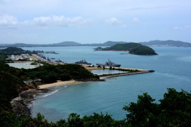 Cep telefonu atenna uydu higth Kulesi yukarıda. Telefon Kulesi, mavi gökyüzü ve bulutlar ile iletişim kulesi anten.
