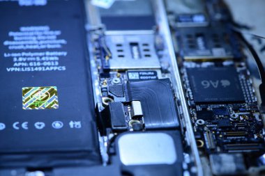 Cep telefonları ve tablet yetenekli teknisyenler tarafından onarılıyor. Deneyimli test ve onay cep telefonları. Önce ve sonra Repairtools ve onarım ve cep telefonu açmak için donatım.