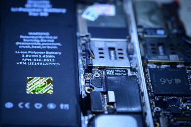 Cep telefonları ve tablet yetenekli teknisyenler tarafından onarılıyor. Deneyimli test ve onay cep telefonları. Önce ve sonra Repairtools ve onarım ve cep telefonu açmak için donatım.