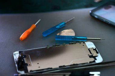 Tamir ve mobil phones.technician kırık cep telefonu kapat-upclose-up in A insan el tamir Smartphone ile Screwdriverinternal devreler ve yapı elemanlarının cep telefonu tamir açmak için donatım