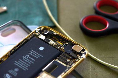 Tamir ve mobil phones.technician kırık cep telefonu kapat-upclose-up in A insan el tamir Smartphone ile Screwdriverinternal devreler ve yapı elemanlarının cep telefonu tamir açmak için donatım