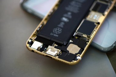 Tamir ve mobil phones.technician kırık cep telefonu kapat-upclose-up in A insan el tamir Smartphone ile Screwdriverinternal devreler ve yapı elemanlarının cep telefonu tamir açmak için donatım