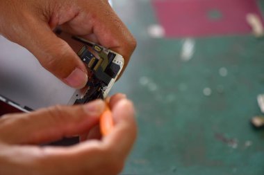 Smartphone, onarım cep telefonları ve tablet yetenekli teknisyenler tarafından. Deneyimli test ve onay cep telefonları. Önce ve sonra ve onarım araçları tamir ve mobil phones.technician mobil kırık tamir açmak için. 