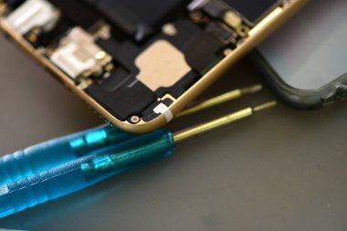 Cep telefonları ve tablet yetenekli teknisyenler tarafından onarılıyor. Deneyimli test ve onay cep telefonları. Önce ve sonra Repairtools ve onarım ve cep telefonu açmak için donatım.