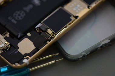 Cep telefonları ve tablet yetenekli teknisyenler tarafından onarılıyor. Deneyimli test ve onay cep telefonları. Önce ve sonra Repairtools ve onarım ve cep telefonu açmak için donatım.