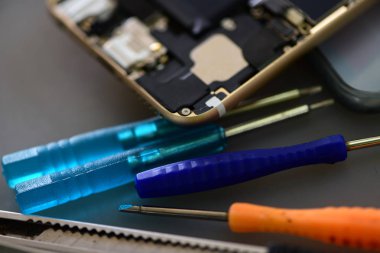 Tamir ve mobil phones.technician tamiri kırık cep telefonu kapat-upclose-up in A insan el tamir Smartphone.Internal devreler ve yapısal öğesi açma için donatım