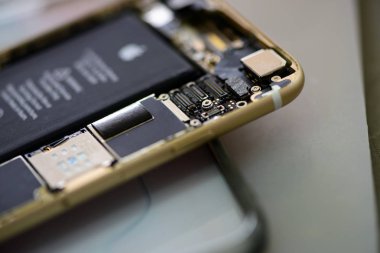 Tamir ve mobil phones.technician kırık cep telefonu kapat-upclose-up in A insan el tamir Smartphone ile Screwdriverinternal devreler ve yapı elemanlarının cep telefonu tamir açmak için donatım