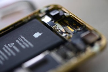 Smartphone, onarım cep telefonları ve tablet yetenekli teknisyenler tarafından. Deneyimli test ve onay cep telefonları. Önce ve sonra ve onarım araçları tamir ve mobil phones.technician mobil kırık tamir açmak için. 