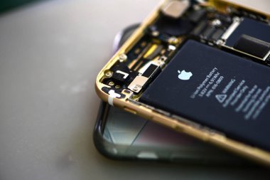 Tamir ve mobil phones.technician kırık cep telefonu kapat-upclose-up in A insan el tamir Smartphone ile Screwdriverinternal devreler ve yapı elemanlarının cep telefonu tamir açmak için donatım