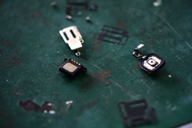 Kırık cep telefonu yongaları