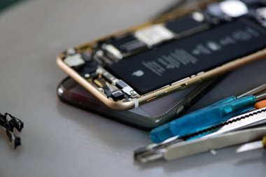 Smartphone, onarım cep telefonları ve tablet yetenekli teknisyenler tarafından. Deneyimli test ve onay cep telefonları. Önce ve sonra ve onarım araçları tamir ve mobil phones.technician mobil kırık tamir açmak için. 