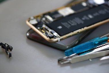 Smartphone, onarım cep telefonları ve tablet yetenekli teknisyenler tarafından. Deneyimli test ve onay cep telefonları. Önce ve sonra ve onarım araçları tamir ve mobil phones.technician mobil kırık tamir açmak için. 